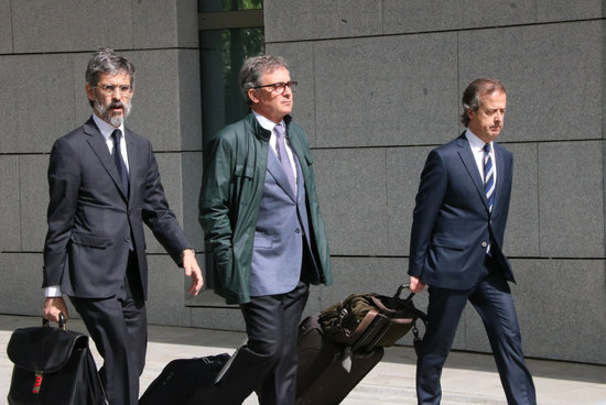 Jordi Pujol Ferrusola, son of the former Catalan president, leaving court accompanied by his lawyers in 2017 (Roger Pi de Cabanyes/ACN)